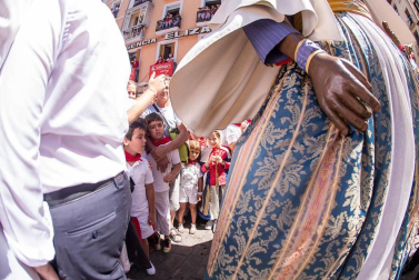 Imágenes de la despedida de los gigantes desde la plaza del Ayuntamiento de Pamplona.