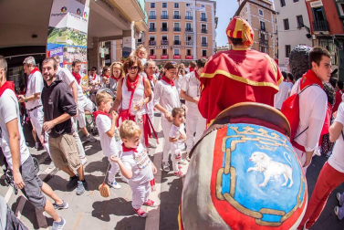 Imágenes de la despedida de los gigantes desde la plaza del Ayuntamiento de Pamplona.