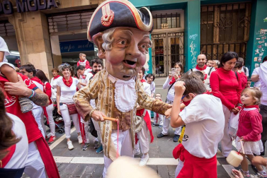 Imágenes de la despedida de los gigantes desde la plaza del Ayuntamiento de Pamplona.