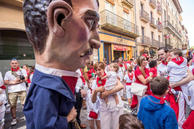 Imágenes de la despedida de los gigantes desde la plaza del Ayuntamiento de Pamplona.