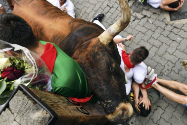Los Miura 'vuelan' en el último encierro de San Fermín 2017