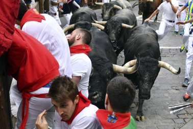 Los Miura 'vuelan' en el último encierro de San Fermín 2017