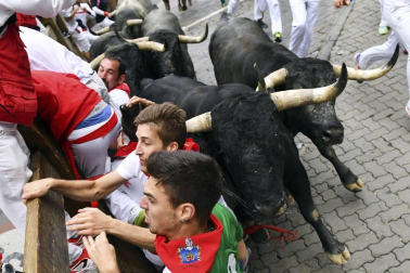 Los Miura 'vuelan' en el último encierro de San Fermín 2017