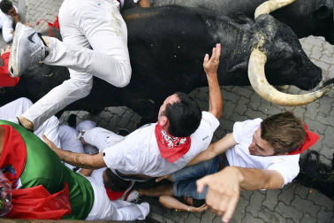 Los Miura 'vuelan' en el último encierro de San Fermín 2017