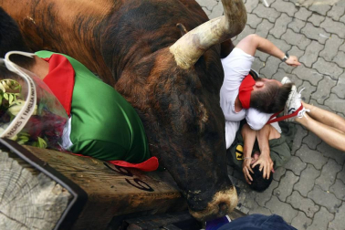 Los Miura 'vuelan' en el último encierro de San Fermín 2017
