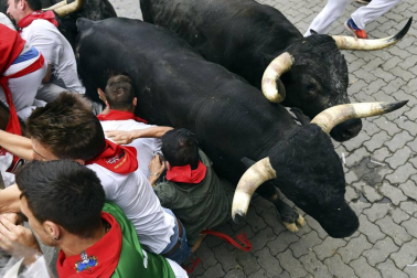 Los Miura 'vuelan' en el último encierro de San Fermín 2017