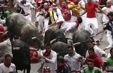 Los Miura 'vuelan' en el último encierro de San Fermín 2017