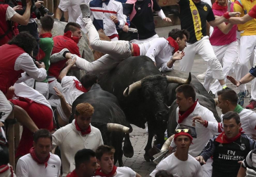 Los Miura 'vuelan' en el último encierro de San Fermín 2017