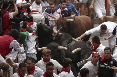 Los Miura 'vuelan' en el último encierro de San Fermín 2017