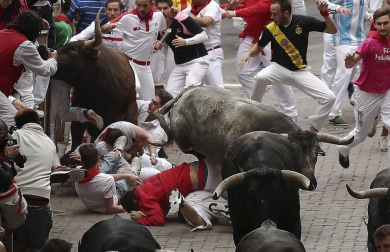 Los Miura 'vuelan' en el último encierro de San Fermín 2017