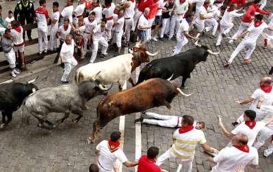 Un mozo resultó pisoteado en el octavo encierro de los Sanfermines tras ser pisoteado por uno de los Miura en la entrada a la plaza del Ayuntamiento.