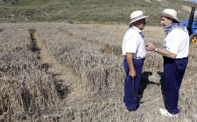 Miranda de Arga es un pueblo de tradición agrícola, pero hoy sólo seis vecinos se dedican en exclusiva a esta actividad. La localidad celebró ayer la XVIII edición de su Día del Mundo Rural para preservar una forma de trabajar de siglos.