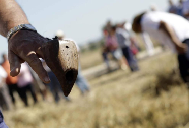 Miranda de Arga es un pueblo de tradición agrícola, pero hoy sólo seis vecinos se dedican en exclusiva a esta actividad. La localidad celebró ayer la XVIII edición de su Día del Mundo Rural para preservar una forma de trabajar de siglos.