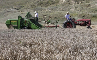 Miranda de Arga es un pueblo de tradición agrícola, pero hoy sólo seis vecinos se dedican en exclusiva a esta actividad. La localidad celebró ayer la XVIII edición de su Día del Mundo Rural para preservar una forma de trabajar de siglos.