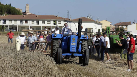 Miranda de Arga es un pueblo de tradición agrícola, pero hoy sólo seis vecinos se dedican en exclusiva a esta actividad. La localidad celebró ayer la XVIII edición de su Día del Mundo Rural para preservar una forma de trabajar de siglos.