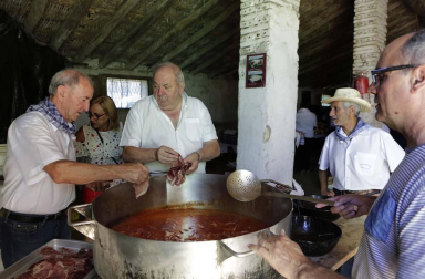 Miranda de Arga es un pueblo de tradición agrícola, pero hoy sólo seis vecinos se dedican en exclusiva a esta actividad. La localidad celebró ayer la XVIII edición de su Día del Mundo Rural para preservar una forma de trabajar de siglos.