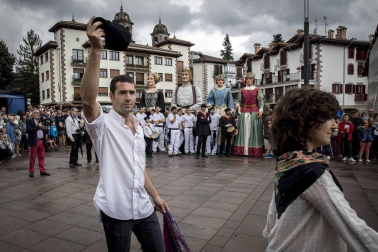 Un año más Elizondo se dividió para ver las dos opciones de mutikodantza que se reprodujeron al mismo tiempo a una sola calle de distancia.