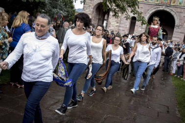 Un año más Elizondo se dividió para ver las dos opciones de mutikodantza que se reprodujeron al mismo tiempo a una sola calle de distancia.