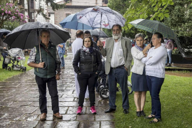 Un año más Elizondo se dividió para ver las dos opciones de mutikodantza que se reprodujeron al mismo tiempo a una sola calle de distancia.