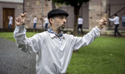 Un año más Elizondo se dividió para ver las dos opciones de mutikodantza que se reprodujeron al mismo tiempo a una sola calle de distancia.
