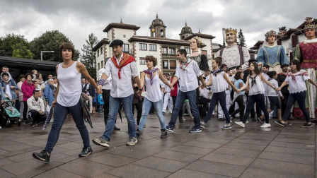 Un año más Elizondo se dividió para ver las dos opciones de mutikodantza que se reprodujeron al mismo tiempo a una sola calle de distancia.
