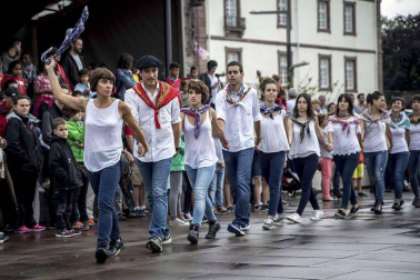Un año más Elizondo se dividió para ver las dos opciones de mutikodantza que se reprodujeron al mismo tiempo a una sola calle de distancia.
