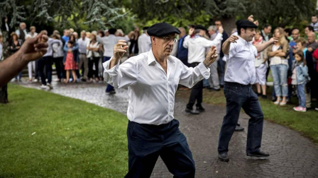 Un año más Elizondo se dividió para ver las dos opciones de mutikodantza que se reprodujeron al mismo tiempo a una sola calle de distancia.