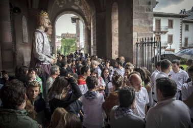 Un año más Elizondo se dividió para ver las dos opciones de mutikodantza que se reprodujeron al mismo tiempo a una sola calle de distancia.