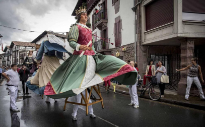 Un año más Elizondo se dividió para ver las dos opciones de mutikodantza que se reprodujeron al mismo tiempo a una sola calle de distancia.