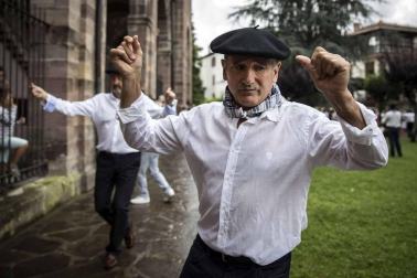Un año más Elizondo se dividió para ver las dos opciones de mutikodantza que se reprodujeron al mismo tiempo a una sola calle de distancia.