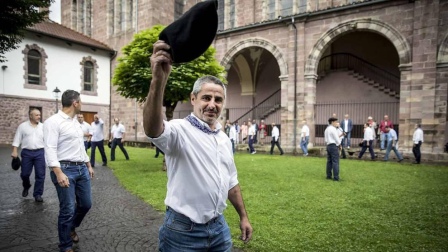Un año más Elizondo se dividió para ver las dos opciones de mutikodantza que se reprodujeron al mismo tiempo a una sola calle de distancia.