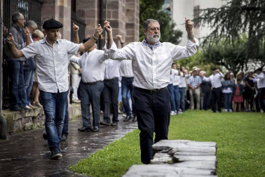 Un año más Elizondo se dividió para ver las dos opciones de mutikodantza que se reprodujeron al mismo tiempo a una sola calle de distancia.