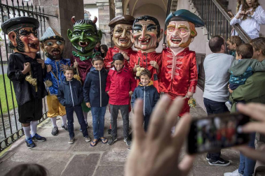 Un año más Elizondo se dividió para ver las dos opciones de mutikodantza que se reprodujeron al mismo tiempo a una sola calle de distancia.