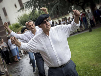 Un año más Elizondo se dividió para ver las dos opciones de mutikodantza que se reprodujeron al mismo tiempo a una sola calle de distancia.