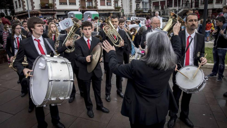Un año más Elizondo se dividió para ver las dos opciones de mutikodantza que se reprodujeron al mismo tiempo a una sola calle de distancia.
