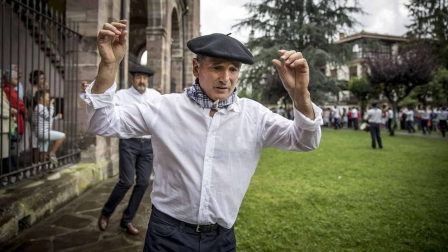 Un año más Elizondo se dividió para ver las dos opciones de mutikodantza que se reprodujeron al mismo tiempo a una sola calle de distancia.