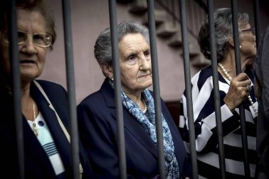 Un año más Elizondo se dividió para ver las dos opciones de mutikodantza que se reprodujeron al mismo tiempo a una sola calle de distancia.