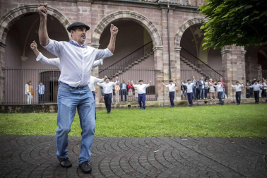 Un año más Elizondo se dividió para ver las dos opciones de mutikodantza que se reprodujeron al mismo tiempo a una sola calle de distancia.