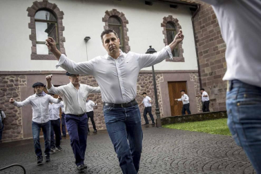 Un año más Elizondo se dividió para ver las dos opciones de mutikodantza que se reprodujeron al mismo tiempo a una sola calle de distancia.