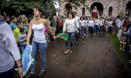 Un año más Elizondo se dividió para ver las dos opciones de mutikodantza que se reprodujeron al mismo tiempo a una sola calle de distancia.