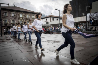 Un año más Elizondo se dividió para ver las dos opciones de mutikodantza que se reprodujeron al mismo tiempo a una sola calle de distancia.