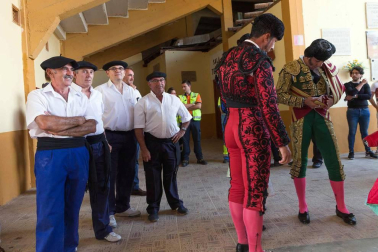 Instantáneas de la faena con los diestros El Cid, Juan José Padilla y Daniel Luque.