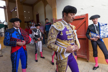 Instantáneas de la faena con los diestros El Cid, Juan José Padilla y Daniel Luque.