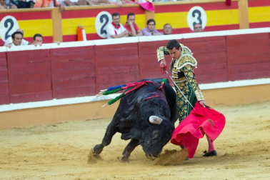 Instantáneas de la faena con los diestros El Cid, Juan José Padilla y Daniel Luque.