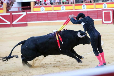 Instantáneas de la faena con los diestros El Cid, Juan José Padilla y Daniel Luque.
