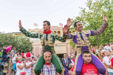 Instantáneas de la faena con los diestros El Cid, Juan José Padilla y Daniel Luque.