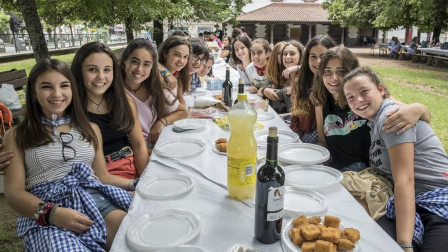 Imágenes de la comida joven y la fiesta en la pisicina en Elizondo