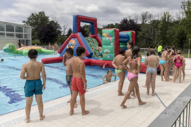 Imágenes de la comida joven y la fiesta en la pisicina en Elizondo