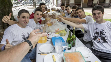 Imágenes de la comida joven y la fiesta en la pisicina en Elizondo
