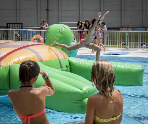 Imágenes de la comida joven y la fiesta en la pisicina en Elizondo